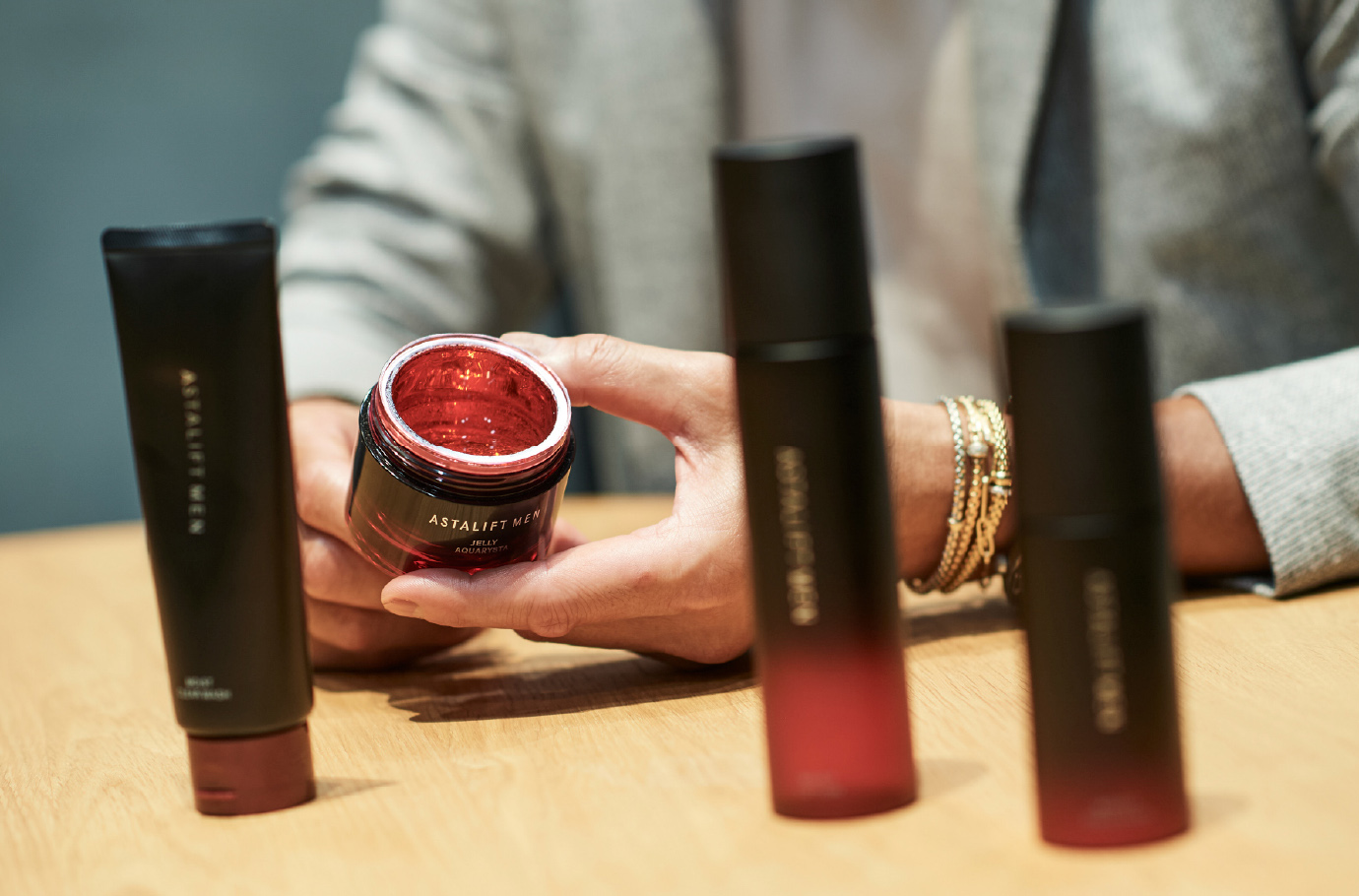 戸賀敬城 アンバサダー フィルムの会社が男の肌とオーラを変えた